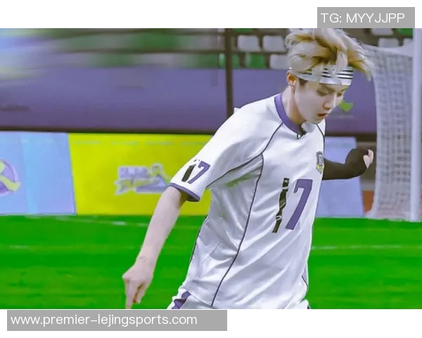 鹿晗在绿茵场上挥洒汗水的精彩瞬间与足球激情的高清图片合集